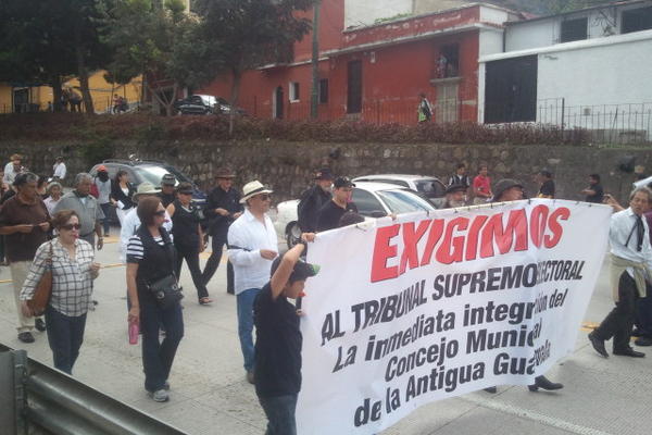 Integrantes de la sociedad civil protestan, para que el TSE intervenga en la integración del Concejo de Antigua Guatemala. (Foto Prensa Libre: Miguel López) <br _mce_bogus="1"/>