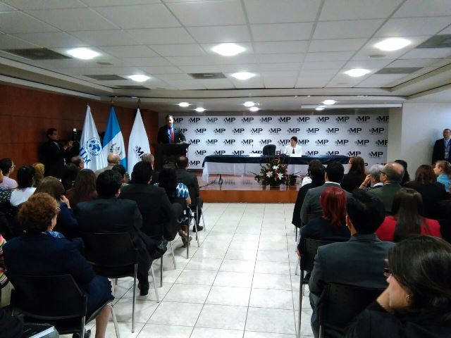 Representantes de International Justice Mission y el Ministerio Público firman convenio de cooperación para investigar casos de violencia sexual. (Foto Prensa Libre: Esbin García)