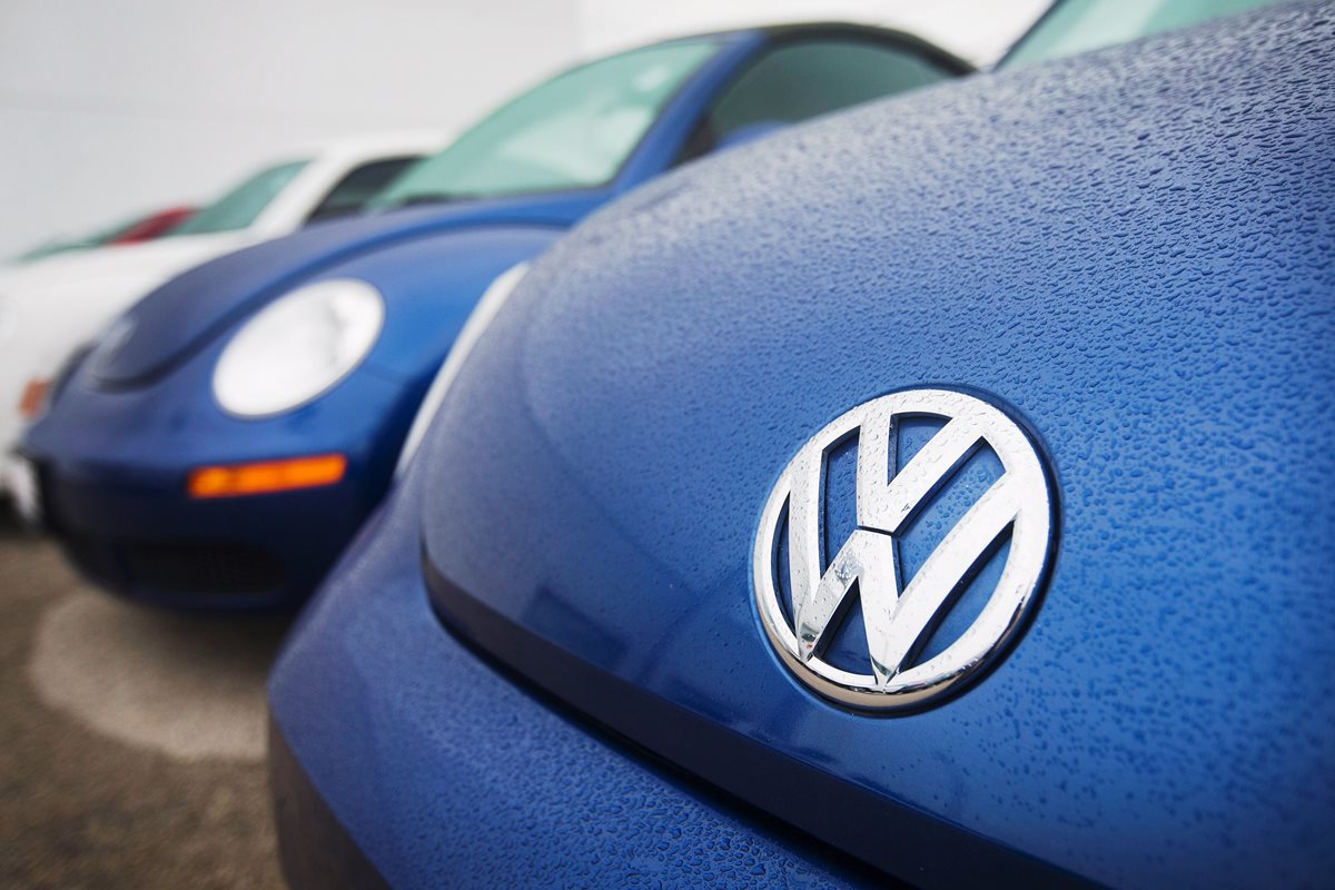 El fabricante aleman colocó en sus vehículos dispositivos que burlan en control ambiental.  (PL-AFP)