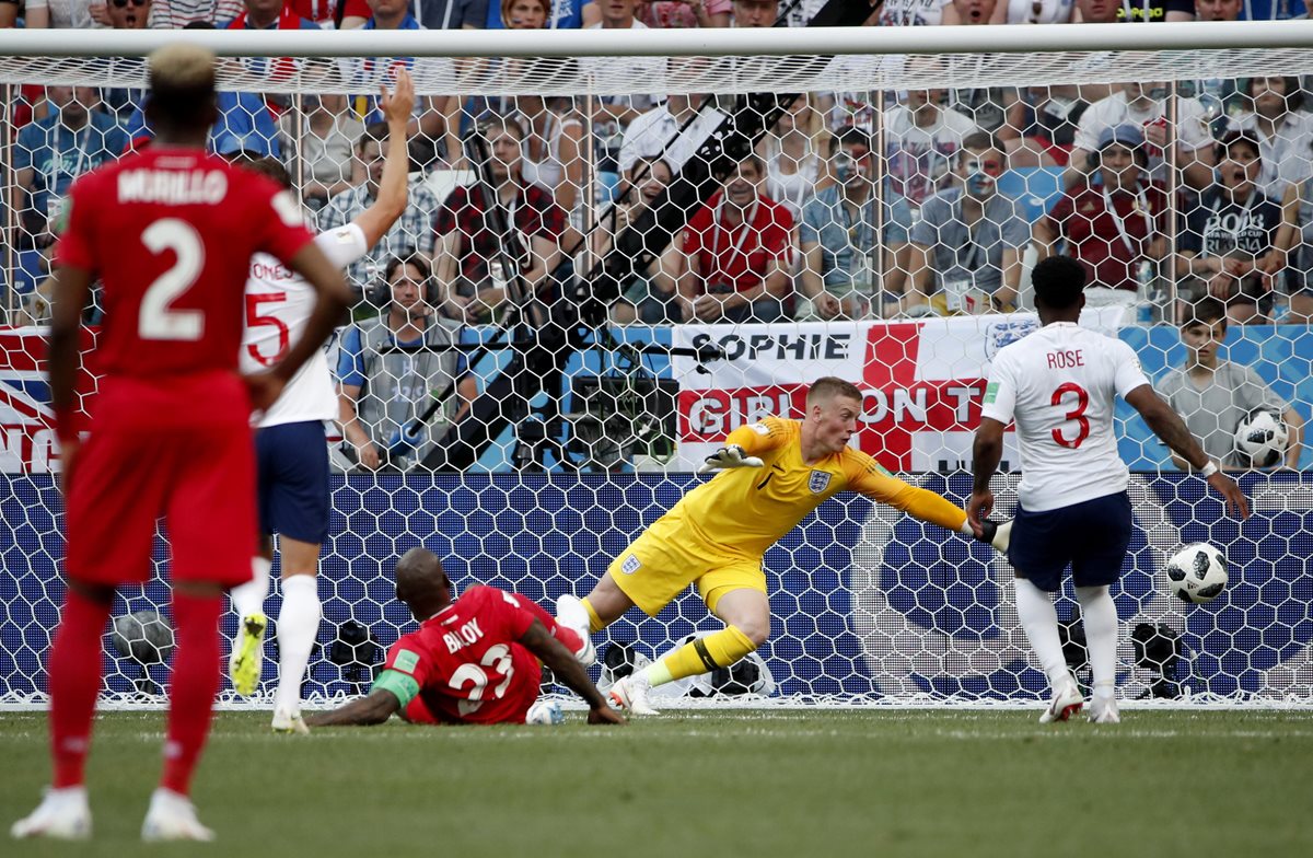 Momento en el que Felipe Baloy anota el primer gol de Panamá en un Mundial. (Foto Prensa Libre: EFE)