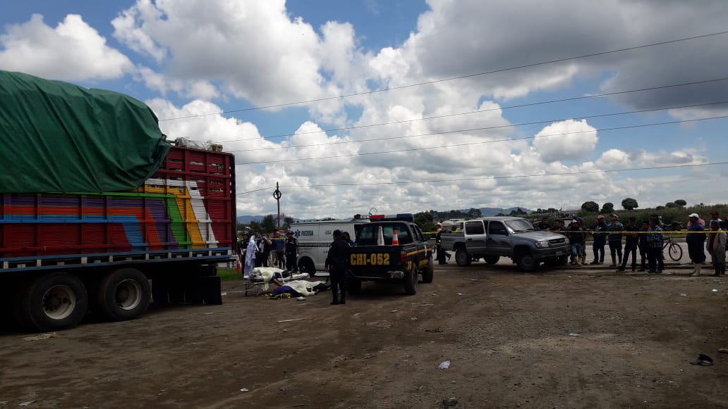 Ocupantes de camión cargado con lechuga mueren electrocutados en Patzicía