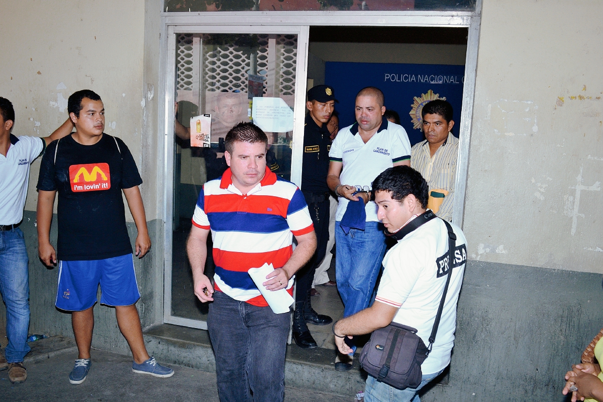 Edwin Manuel Batista Gutiérrez -de pantalón azul- fue detenido por un grupo de personas que lo acusa de haberlos estafado, pues no les pagó dos meses de salario. (Foto Prensa Libre: Víctor Gómez)
