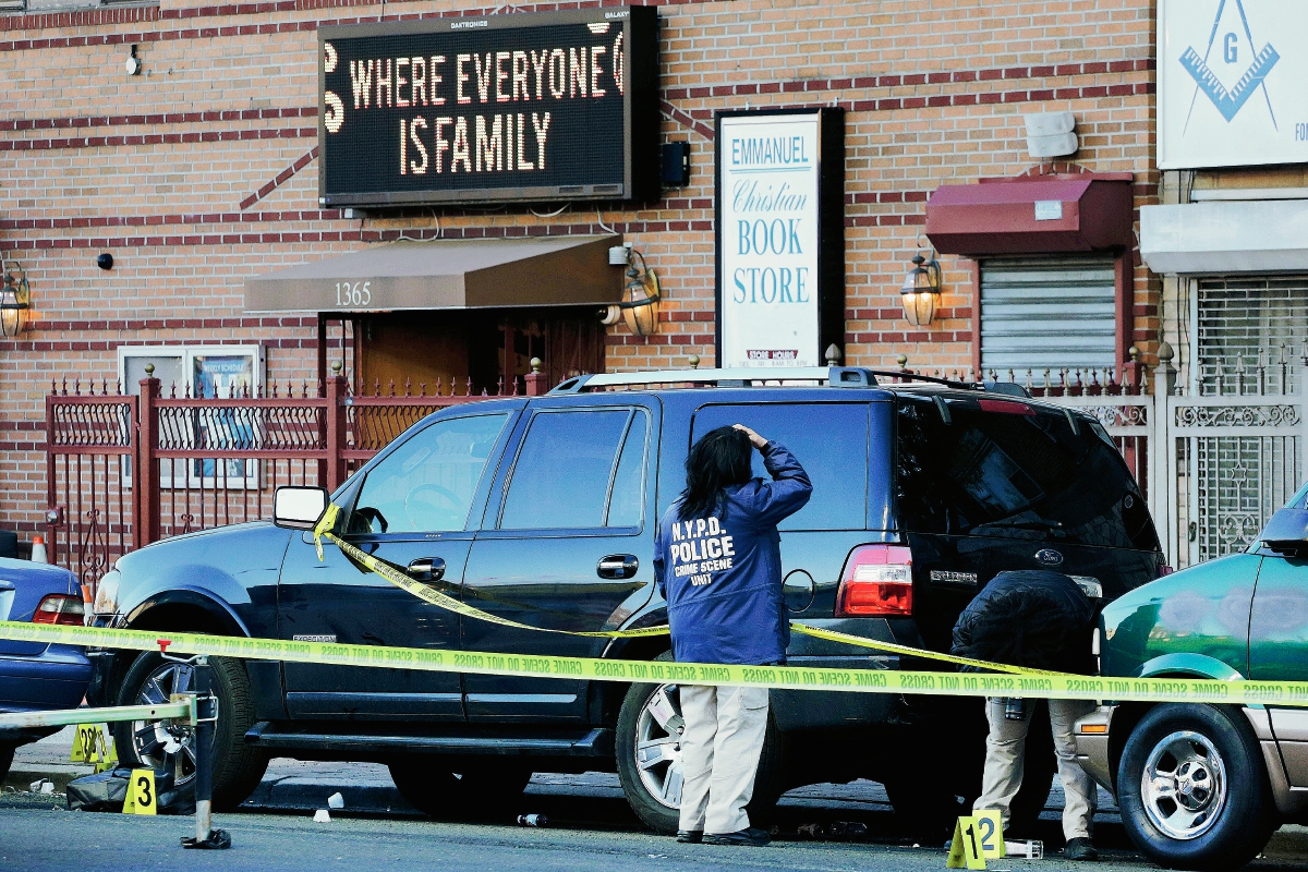 Mueren dos en balacera afuera de iglesia durante funeral en Nueva York