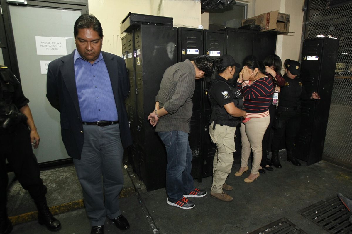 Los trabajadores del MP con apoyo de los abogados trasladaban información a un grupo del narcotráfico. (Foto Prensa Libre: P. Raquec)