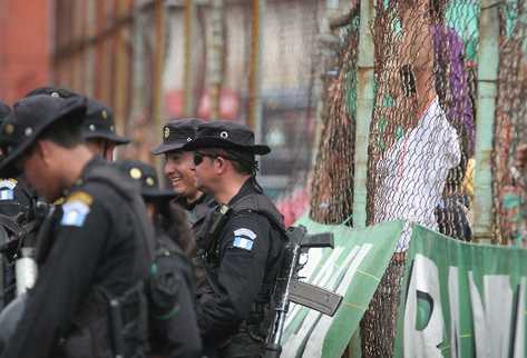 El subinspector José Reginaldo de la Cruz —de lentes— es  señalado de haber amenazado de muerte al corresponsal de este medio en San Marcos,  Aroldo Marroquín.