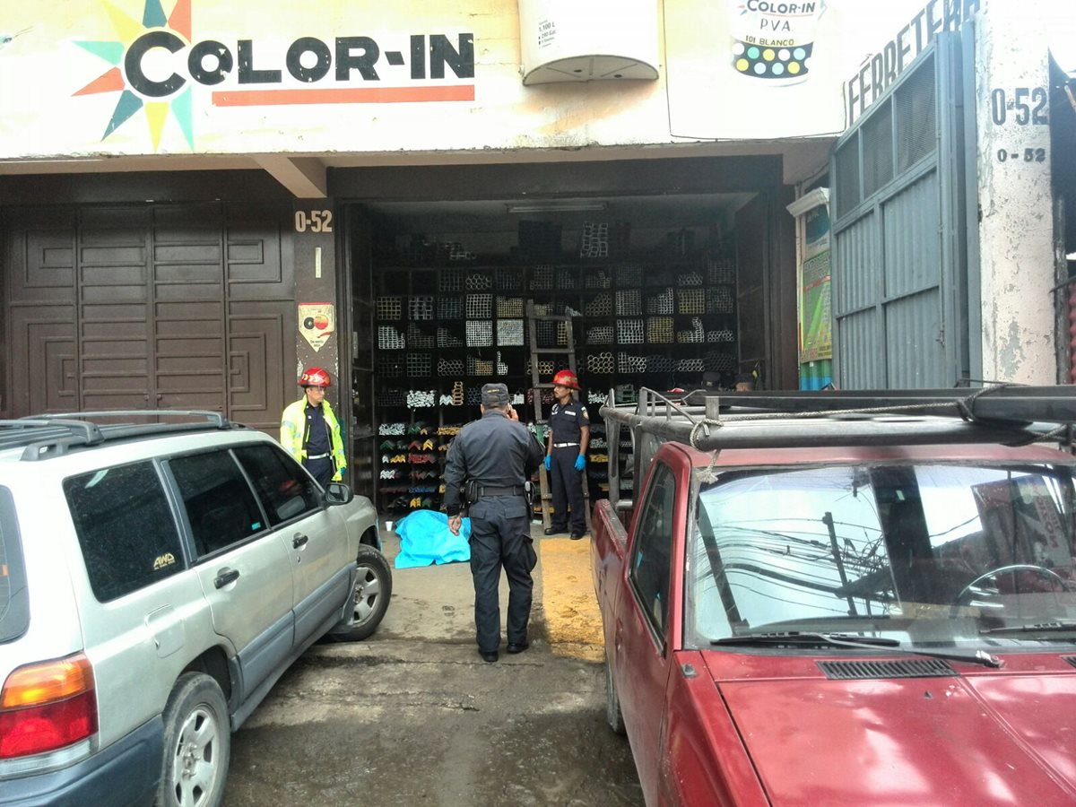 José Randolfo Reyes, de 45 años, murió baleado en la ferretería La Cadena, en la Avenida Petapa 00-52, Ciudad Real, zona 12. (Foto Prensa Libre: Estuardo Paredes)