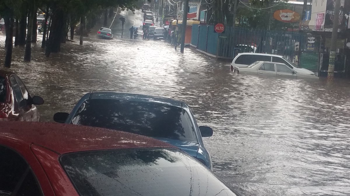 Inundación en el ingreso a colonia Venezuela, zona 21 capitalina. (Foto Prensa Libre: Jessica Gramajo)