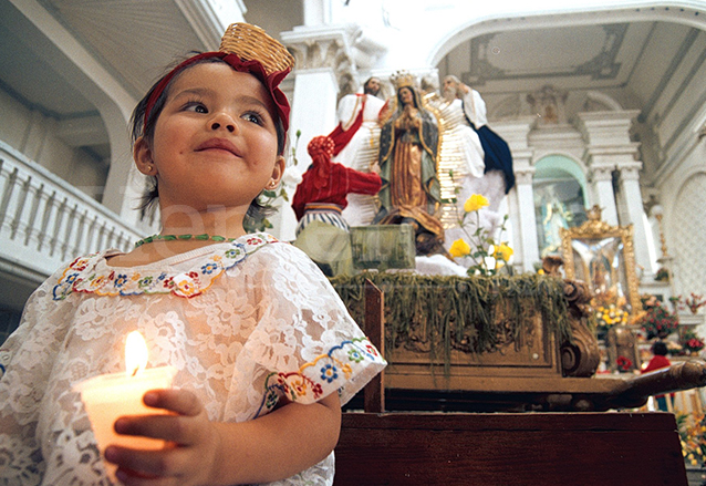 La tradición de llevar a los niños ante la Virgen Morena es centenaria. (Foto: Hemeroteca PL)