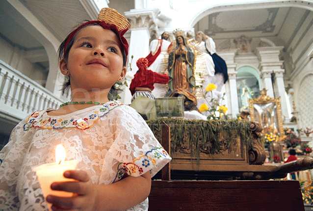 La tradición de llevar a los niños ante la Virgen Morena es centenaria. (Foto: Hemeroteca PL)