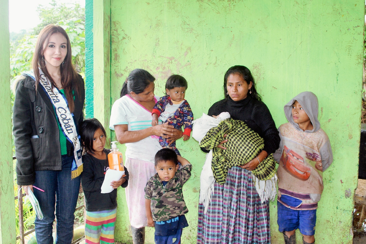 La Señorita  Cobán 2015–2016 visitó, junto a personal del Área de Salud de Cobán, Alta Verapaz, el basurero para efectuar una jornada de vacunación a varias personas que se dedican a reciclar en el lugar. (Foto Prensa Libre: Ángel Martín Tax)