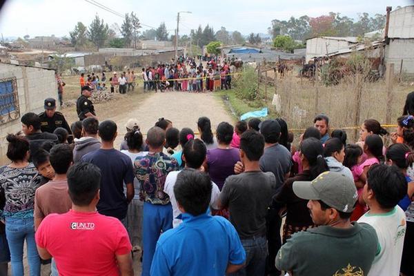 Curiosos observan el cadáver de Merlin Andrea Esteban, quien murió atropellada por un camión en la cabecera de Jalapa. (Foto Prensa Libre: Hugo Oliva)