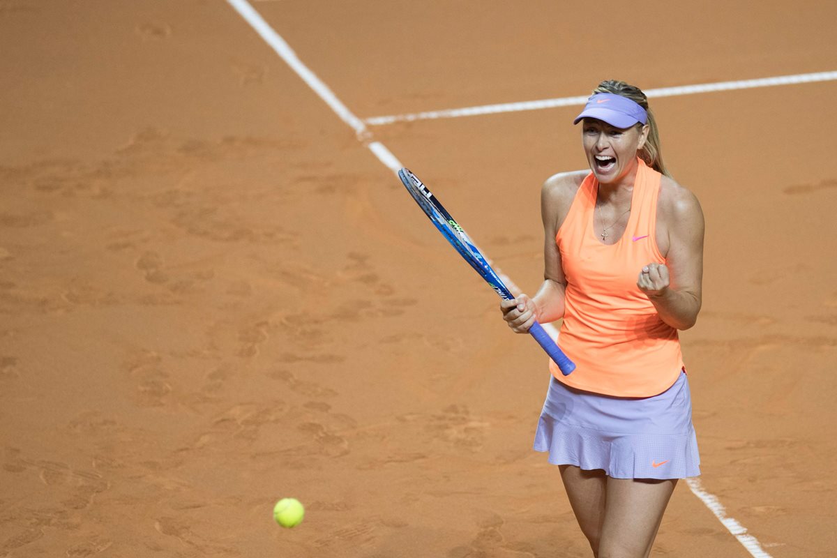 La rusa María Sharapova celebra después de ganar un punto frente a Anett Kontaveit de Estonia, a quien derrotó para avanzar a la semifinal. (Foto Prensa Libre: AFP)