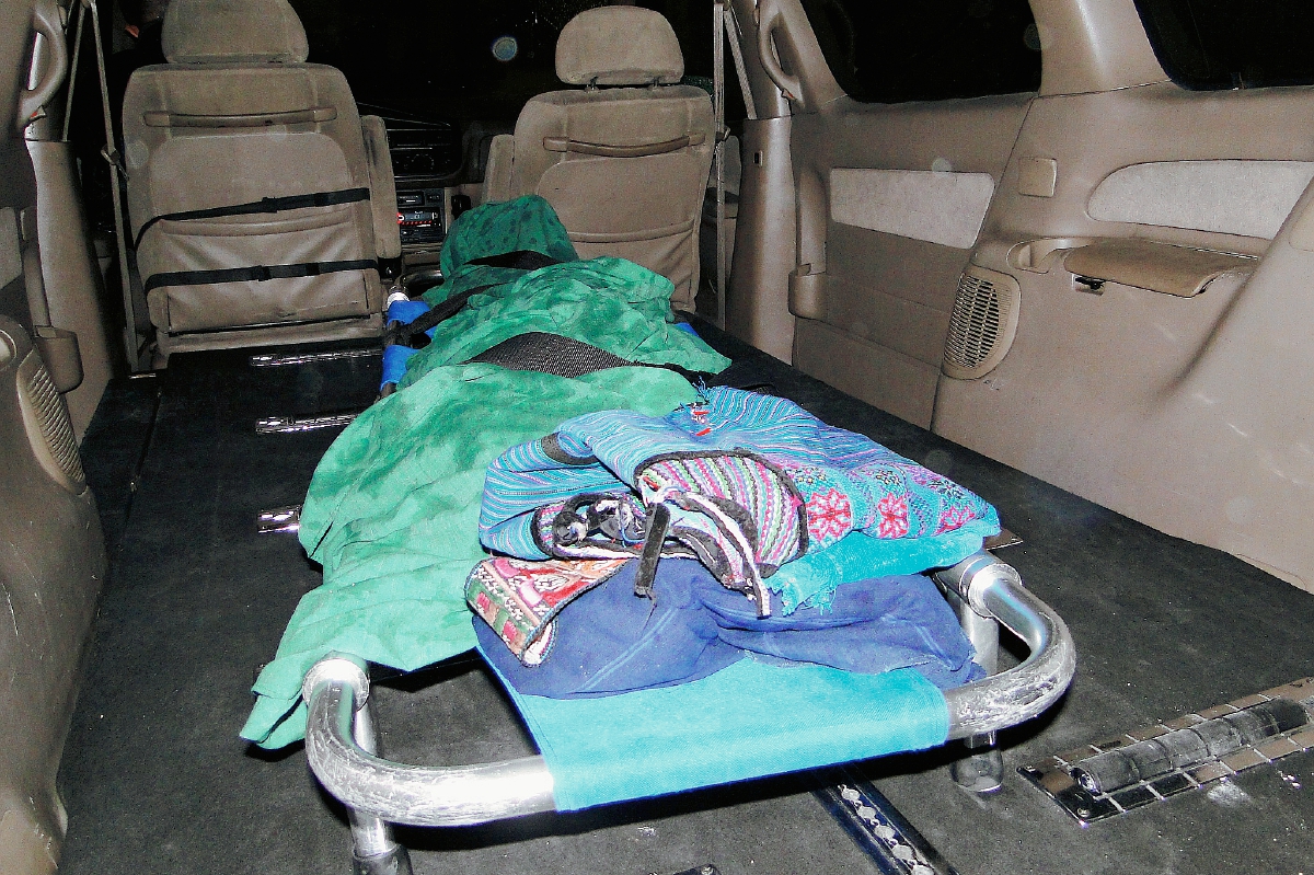 El cadáver  de la niña Blanca Carolina Carrillo Velásquez es llevado a la morgue local. (Foto Prensa Libre: Mike Castillo)