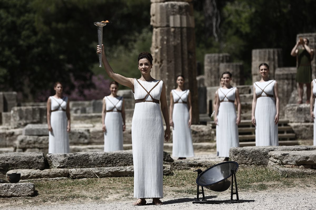 La actriz griega Katerina Lechou, participa en el ensayo del encendido de la llama de los Juegos Olímpicos de Río de Janeiro 2016, en Tanagra, Grecia, este miércoles. (Foto Prensa Libre: EFE)