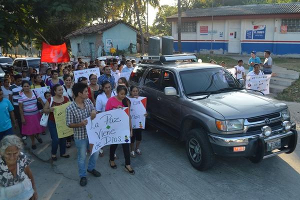 Un grupo de católicos participa en una caminata por la paz en Río Hondo, Zacapa. (Foto Prensa Libre: Víctor Gómez)<br _mce_bogus="1"/>