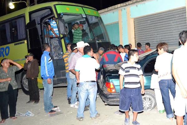 Pasajeros  bajan del bus después del asalto.