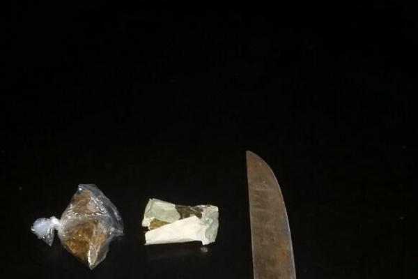 Al presundo delincuente se le decomisó un cuchillo y cuatro envoltorios con mariguana (Foto: PNC)