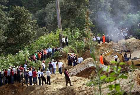 En un sector de Concepción Chiquirichapa, Quetzaltenango ocho personas quedaron soterrados. (Foto Prensa Libre: Carlos Ventura)