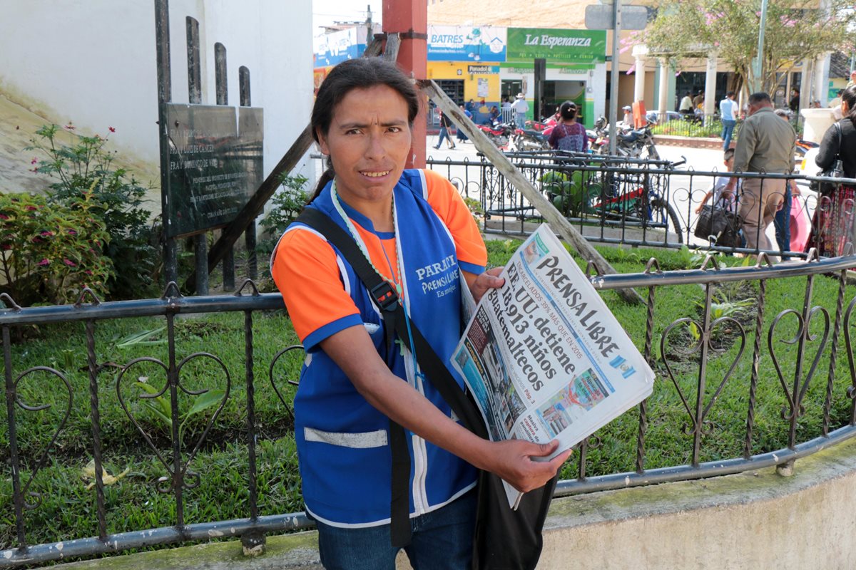 Imelda Bac da su máximo esfuerzo en la venta de los matutinos y espera que la suspensión termine pronto. (Foto Prensa Libre: Eduardo Sam Chun)