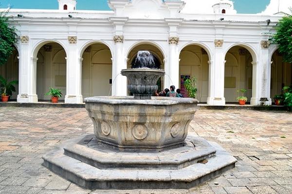 La fuente,  data de 1776, y desde ella se puede  apreciar la arquitectura del lugar. (Foto Prensa Libre: Angel Elías)