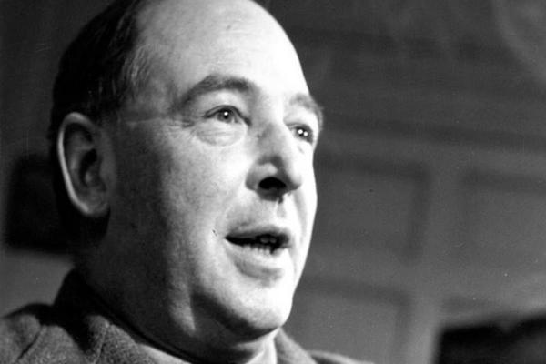 El escritor y académico británico C.S. Lewis fue recordado por su aporte literario.