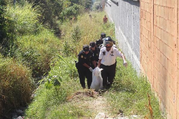 autoridades trasladan  los restos de  hombre en la zona 1 de Boca del Monte, Villa Canales.