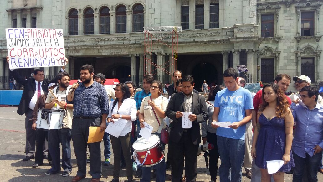 Un grupo de jóvenes conmemora un año de la manifestación #25A en la Plaza de la Constitución. (Foto Prensa Libre: Érick Avila)