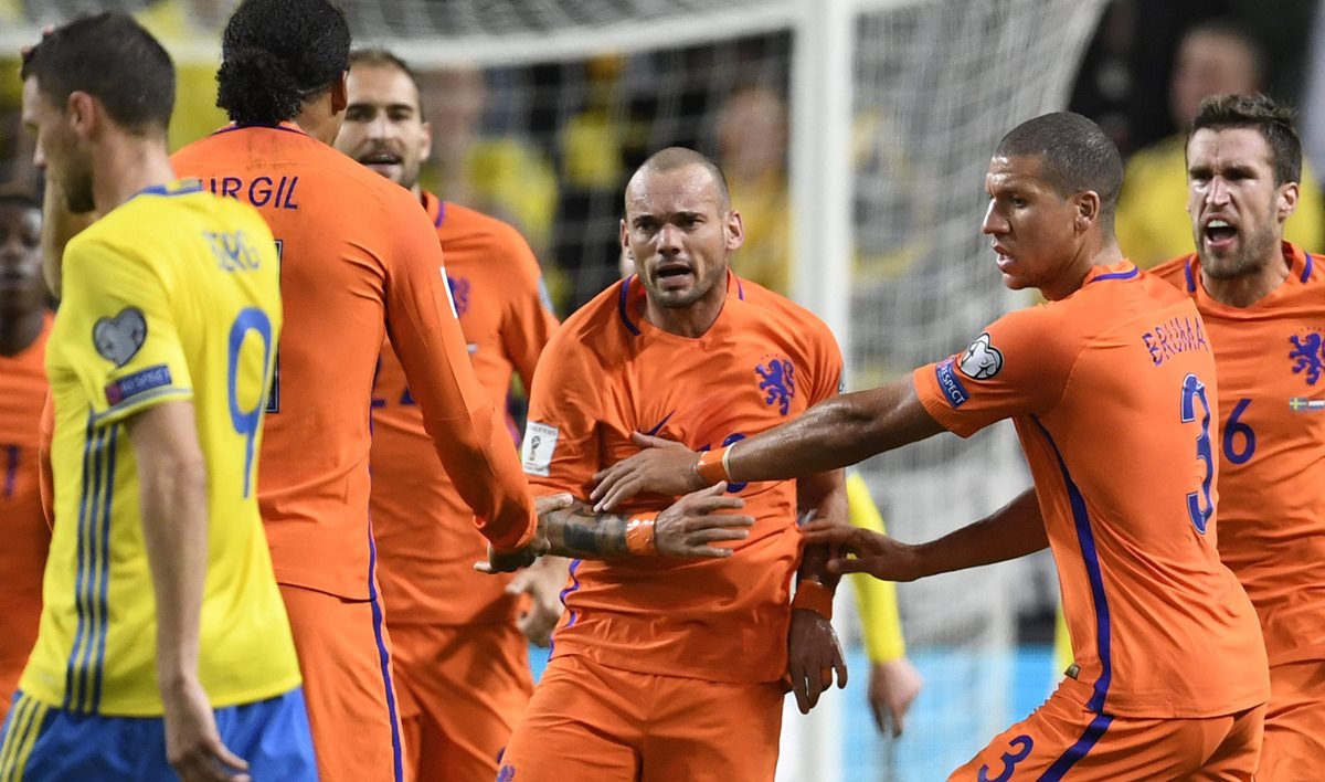 Sneijder celebra el gol de los holandeses esta tarde en el Friends Arena. (Foto Prensa Libre: EFE)