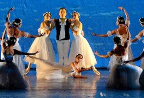ESCENA DEL ballet clásico Las Sílfides, interpretado con gran precisión por el elenco.