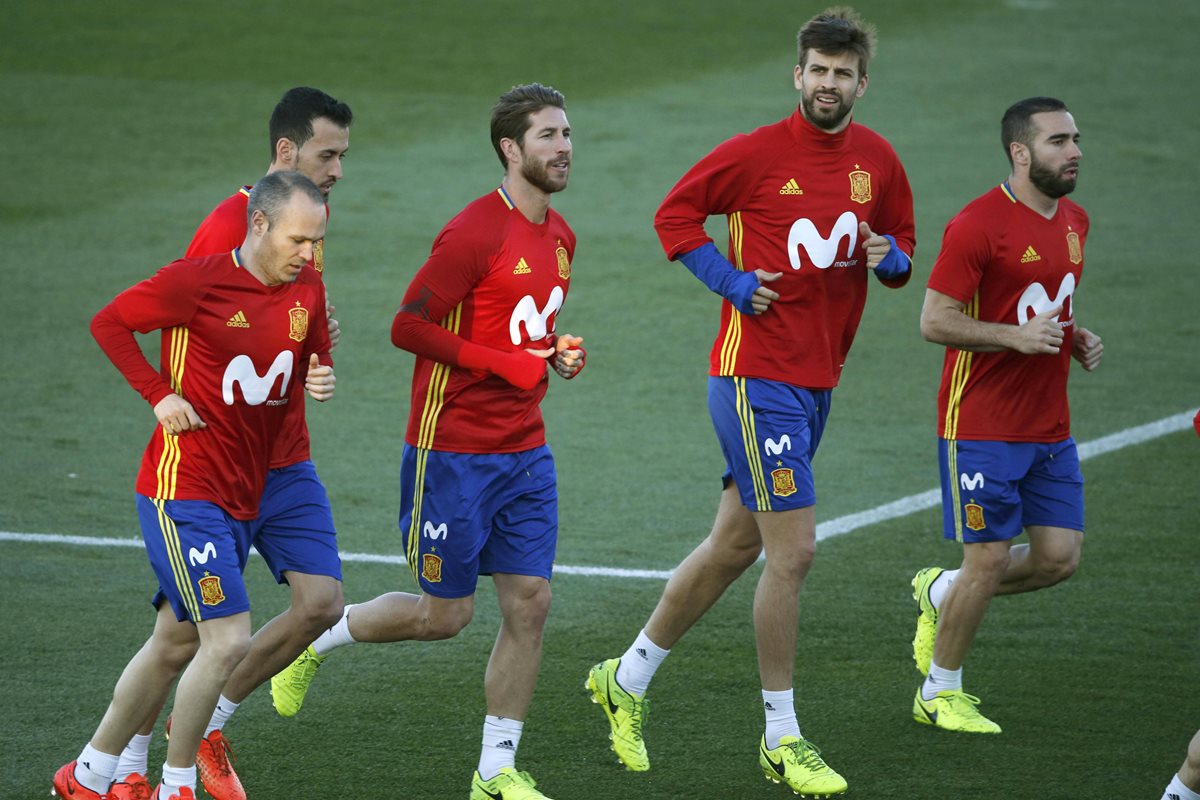 Andrés Iniesta Sergio Busquets, Sergio Ramo, Gerard Piqué, y Daniel Carvajal, durante un entrenamiento de la selección española. (Foto Prensa Libre: EFE)