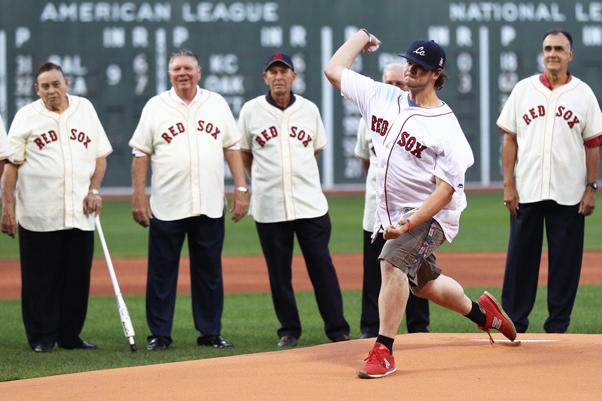 Jordan Leandre, un aficionado de las Medias Rojas de Boston, que superó una rara enfermedad en los huesos, tuvo el honor de hacer el primer lanzamiento en Fenway Park. (Foto Prensa Libre: AFP)