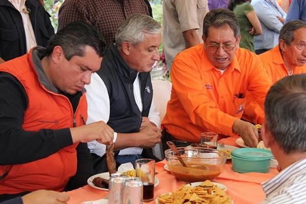 Pérez Molina se reunió con alcaldes de Baja Verapaz este domingo (Foto Prensa Libre: Carlos Grave)