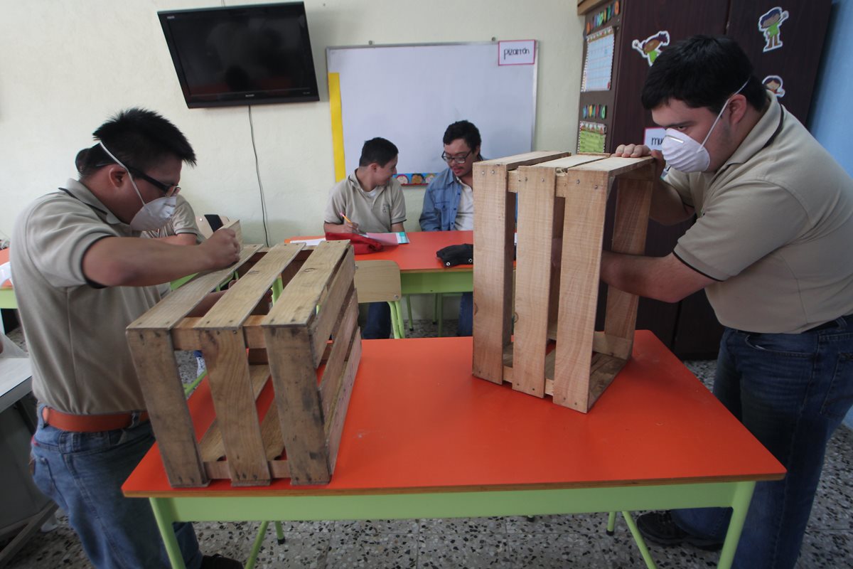 Dos de los estudiantes aprenden carpintería. (Foto Prensa Libre: Érick Ávila).