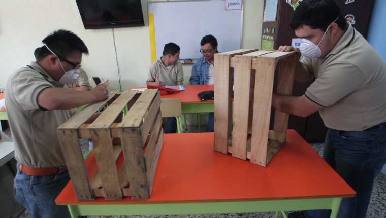 Dos de los estudiantes aprenden carpintería. (Foto Prensa Libre: Érick Ávila).
