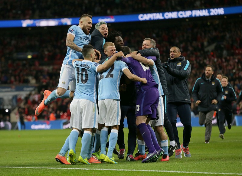 Caballero es felicitado por sus compañeros luego de parar tres penales. (Foto Prensa Libre: AP)