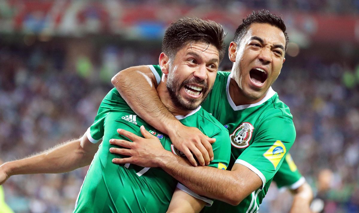Oribe Peralta y Marco Fabián celebran el gol de Oribe que significó la victoria para los aztecas. (Foto Prensa Libre: EFE)