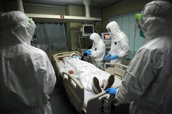 Personal médico, en un simulacro por el virus. (Foto Prensa Libre: EFE)<br _mce_bogus="1"/>