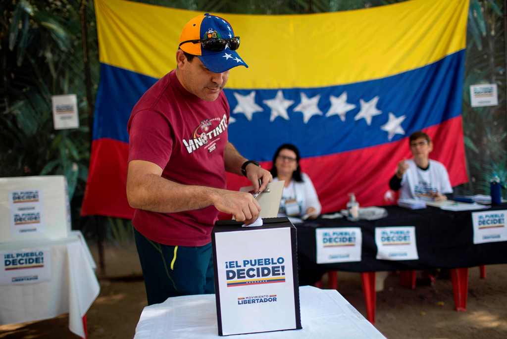 Miles de venezolanos en Brasil votan en la consulta contra la Constituyente. (Foto Prensa Libre: AFP)
