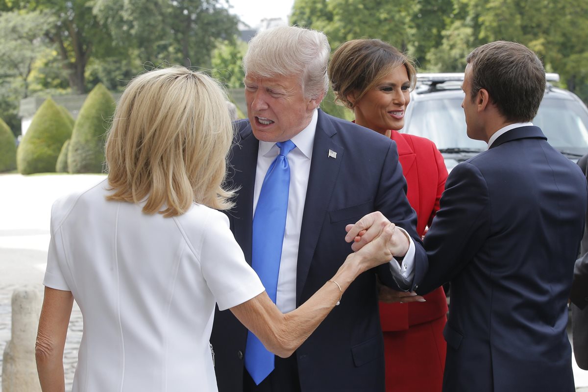 "Estás en muy buena forma. Qué hermosa", se escucha diciendo Trump a Brigitte Macron a en video.(Foto Prensa Libre: EFE).