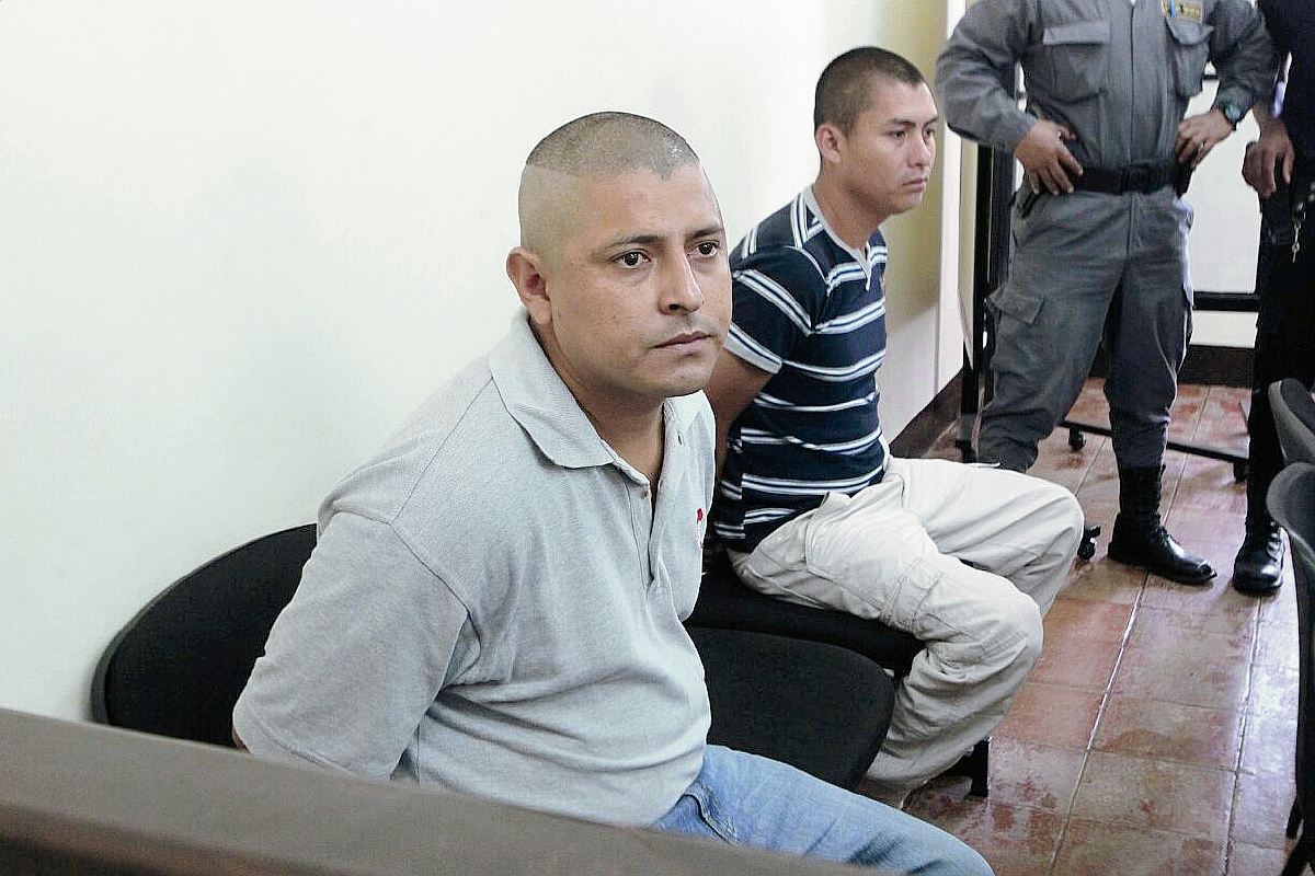 Artemio Ramírez Torres y Sergio Cardona Reyes, señalados de matar a periodistas en audiencia. (Foto Prensa Libre: A. Interiano)