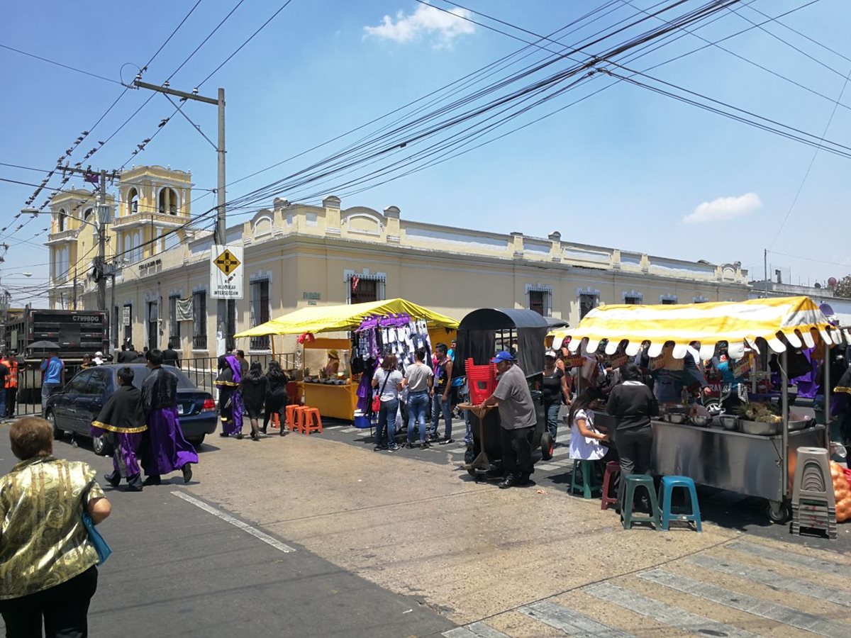 Alrededor de actividades culturales, religiosas y turísticas miles trabajan en comercios formales e informales. (Foto, Prensa Libre: Óscar García)