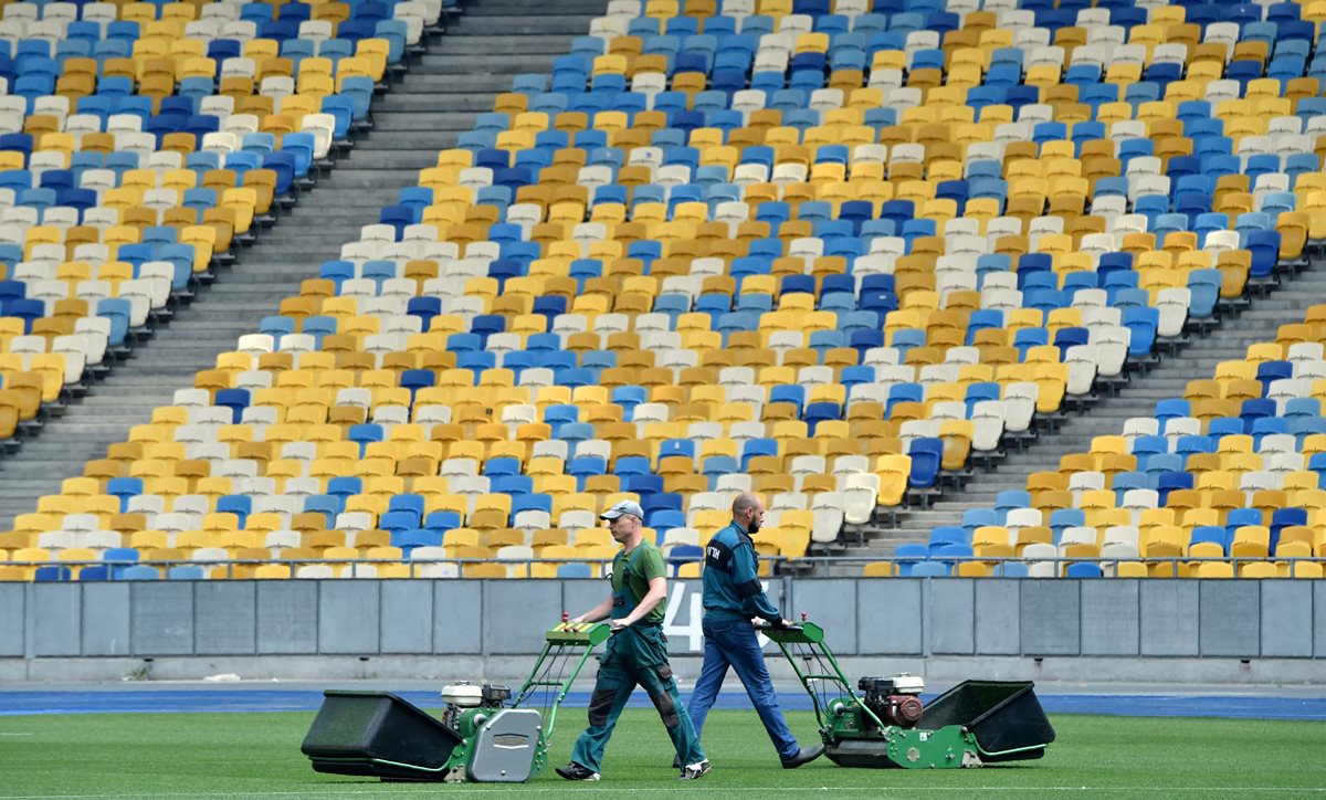 El estadio NSC Olimpiyskiy empieza a recibir tratamiento especial en su gramilla para la final del 26 de mayo entre el Real Madrid y el Liverpool. (Foto Prensa Libre: AFP)
