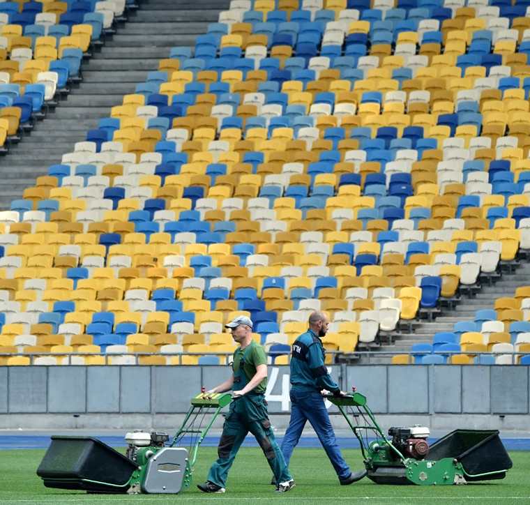 El estadio NSC Olimpiyskiy empieza a recibir tratamiento especial en su gramilla para la final del 26 de mayo entre el Real Madrid y el Liverpool. (Foto Prensa Libre: AFP)