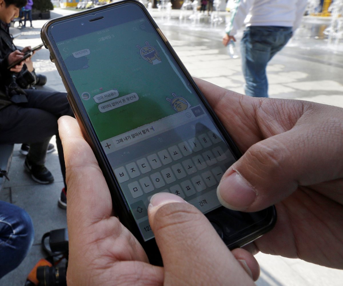 Los estudiantes utilizaron la tecnología para copiar en las pruebas. (Foto Prensa Libre: AP).