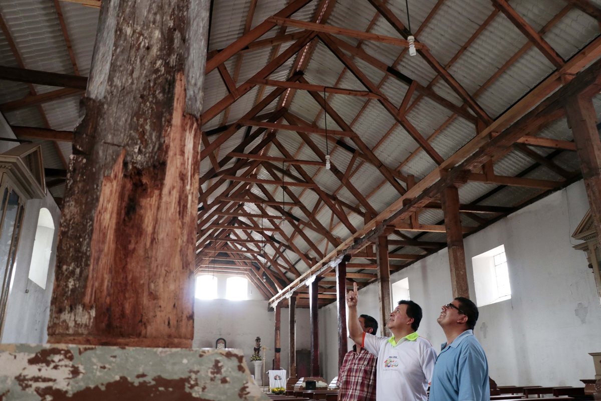 Parte de la madera de la iglesia está deteriorada, por lo que hay que cambiarla. (Foto Prensa Libre: Eduardo Sam)