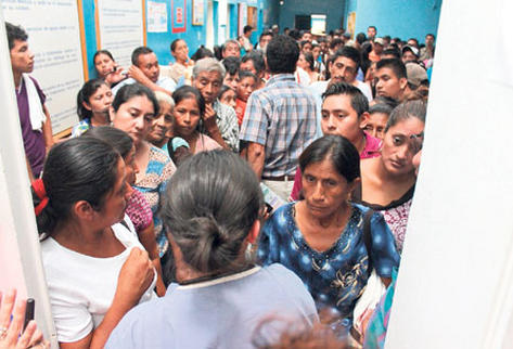 Decenas de personas acuden al Hospital Regional de Coatepeque durante el horario de visita. El ingreso está restringido debido a la bacteria.
