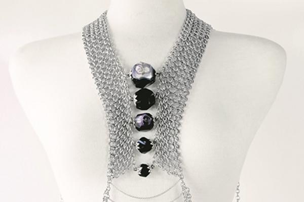Collar de cuerpo completo elaborado con tejido en metal y aplicaciones de piedra ágata. (Foto Prensa Libre: Archivo)