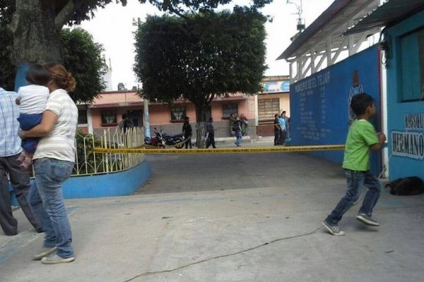 Incidente armado en El Tejar deja dos muertos y un herido. (Foto Prensa Libre: Víctor Chamalé)