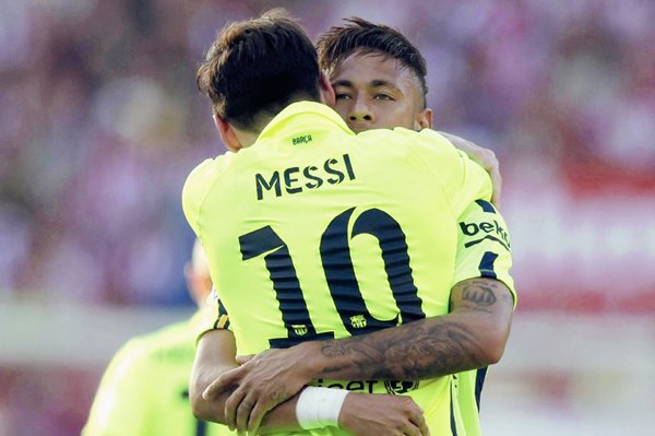 El delantero argentino del Barcelona, Leo Messi (c), celebra con su compañero, el brasileño Neymar Jr, el gol marcado al Atlético de Madrid (Foto Prensa Libre: EFE)