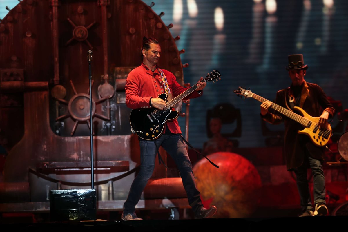 Ricardo Arjona derrocha energía en el escenario y durante la gira "Circo Soledad", ha sido ovacionado por sus seguidores. (Foto Prensa Libre: Érick Ávila)